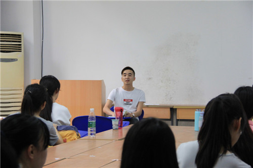 海角社区
“两学一做”系列活动——书记讲党课，同志受益多！