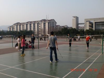 庆快乐节日,强团队体魄——海角社区
学生工作办公室第一届羽毛球赛顺利举行