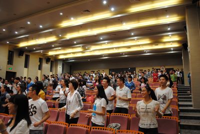 心系雅安——海角社区
举行慈善晚会