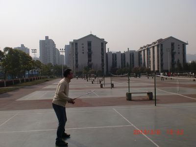 庆快乐节日,强团队体魄——海角社区
学生工作办公室第一届羽毛球赛顺利举行